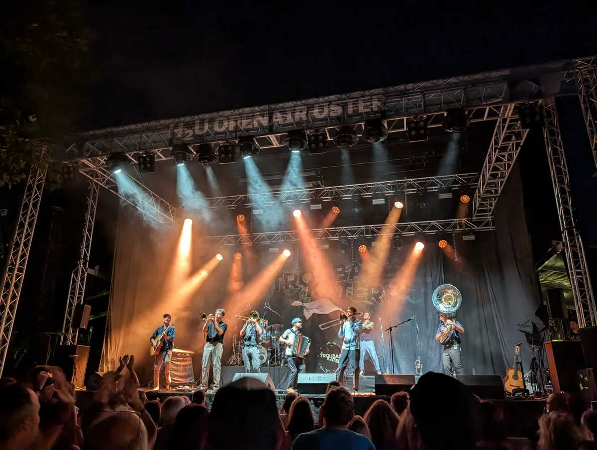 Troubas Kater: Sie sorgten für den ersten musikalischen Höhepunkt am Freitag. Man sieht eine Band auf einer Bühne.
